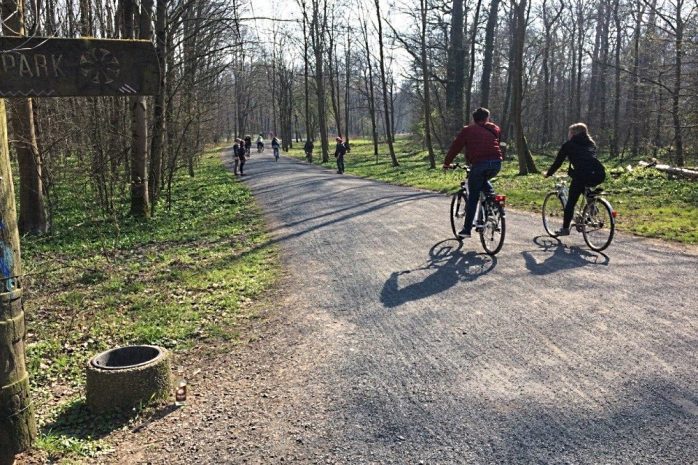 Gespr&auml;che &uuml;ber den Weg hinweg. Sicher ist sicher. Foto: L-IZ.de