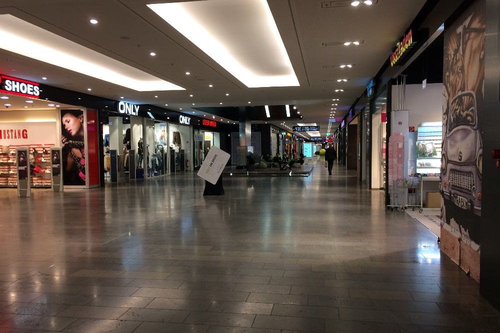 Gähnende Leere in den Höfen am Brühl vor ein paar Tagen, wo sonst um dieselbe Uhrzeit hunderte Menschen unterwegs sind. Foto: L-IZ.de