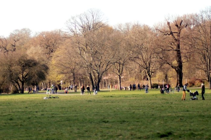 Kleinstgrüppchen im Rosental - immer mit Abstand dazwischen. Foto: L-IZ.de