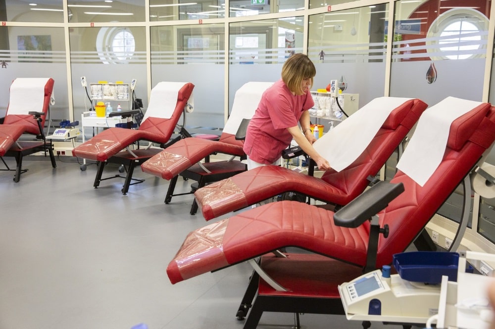 Leere Spenderliegen: In der UKL-Blutbank erscheinen derzeit deutlich weniger Spender als üblich. Foto: Stefan Straube / UKL