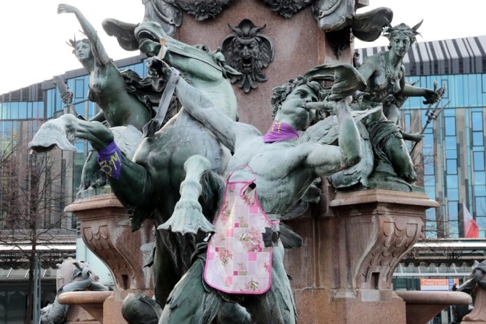 Der Frauentag in Leipzig. Am Mendebrunnen gab es eine Schürze. Foto: L-IZ.de