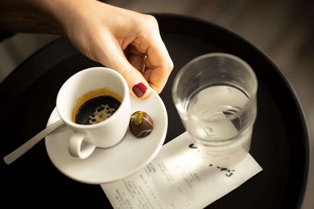 Jobs in der Gastronomie sind oft weiblich: Doch Teilzeit- und 450-Euro-Stellen führen häufig dazu, dass Frauen nur auf Mini-Löhne kommen. Das kritisiert die Gewerkschaft NGG. Foto: NGG