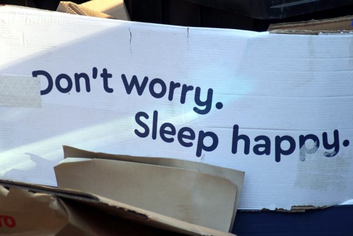 Neue Matratze gekauft? Man weiß es nicht - aber die Kartonreste an der Mülltonne lassen wohlige Nächte vermuten. Foto: L-IZ.de