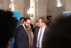 Sebastian Gemkow (CDU) und Burkhard Jung (SPD) nach dem Endergebnis des Wahlabends im kurzen Gespräch. Foto: L-IZ.de