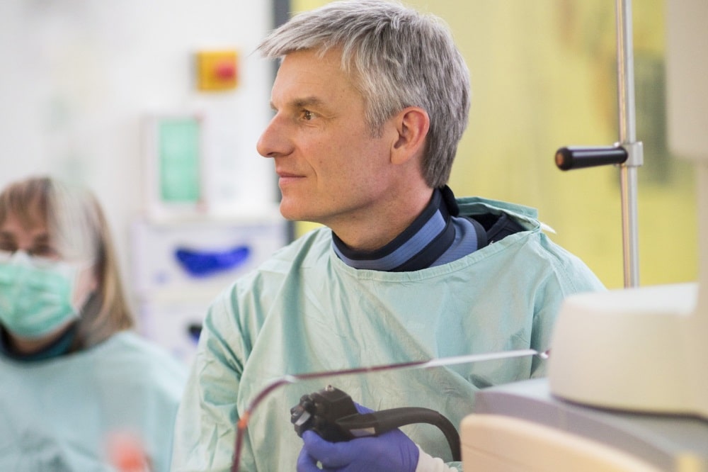 Prof. Dr. Albrecht Hoffmeister steht der Interdisziplinären Zentralen Endoskopie am UKL vor. Foto: Stefan Straube / UKL