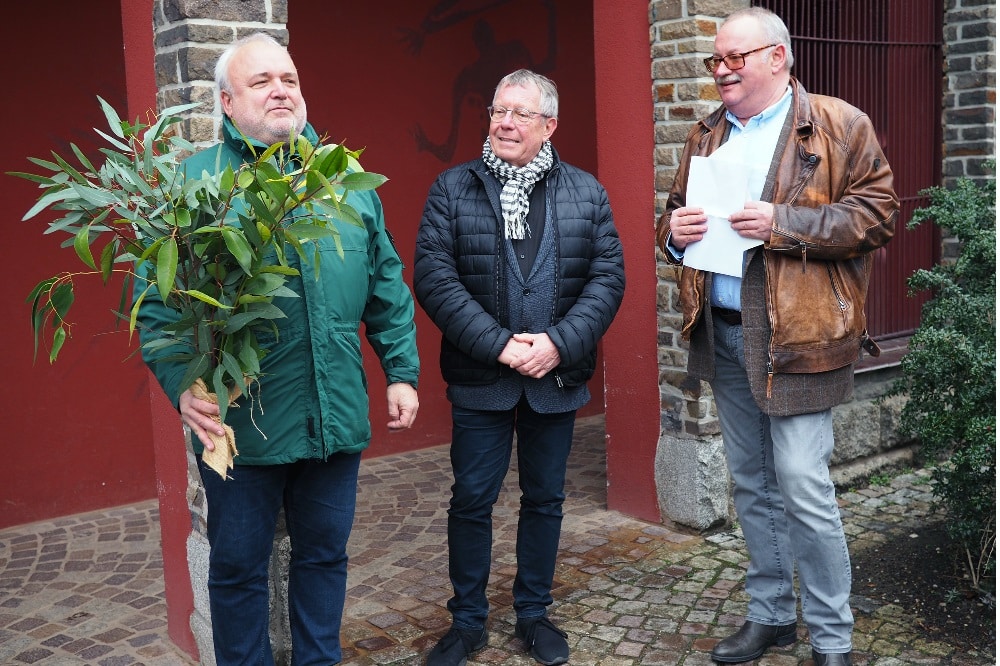 Prof. Jörg Junhold Michael Weichert übergeben Koala-Patenurkunde an Brauerei-Chef Wolfgang Welter © Zoo Leipzig