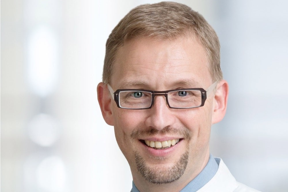 Prof. Michael Fuchs, Leiter der Sektion Phoniatrie und Audiologie am UKL, begrüßt am 11. März Patienten, Angehörige und Therapeuten zum 4. Patiententag für Kehlkopfoperierte. Foto: Stefan Straube / UKL
