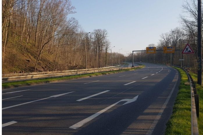 W&auml;hrend hunderte Radfahrer unterwegs sind herrscht auf der B2 g&auml;hnende Leere. Foto: L-IZ.de