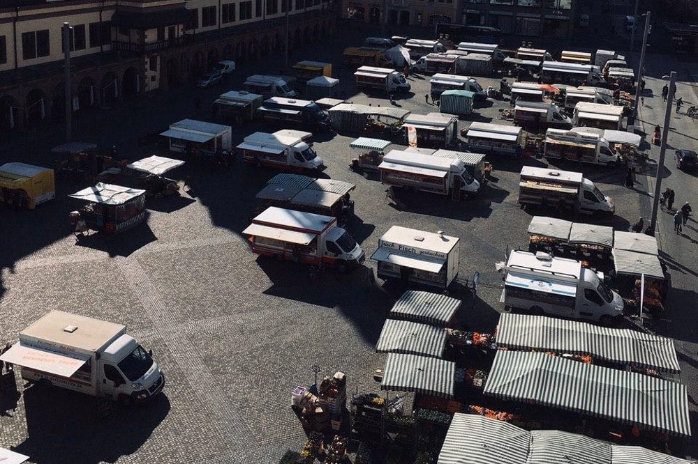 Wurde am Dienstag um 14 Uhr abgebrochen und findet vorerst nicht mehr statt: Der Wochenmarkt in Leipzig auf dem Marktplatz. Foto: Privat