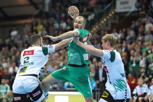 Maximilian Janke unter Bedrängnis. Foto: Jan Kaefer