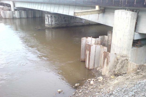 So niedrig ist der Durchlass jetzt unter der Eisenbahnbrücke über die Weiße Elster. Foto: privat