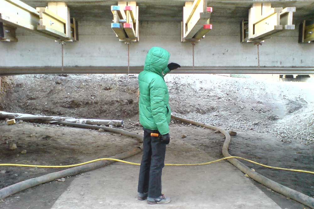 So tief liegt die Brücke jetzt über der Unterführung an der Weißen Elster. Foto: privat