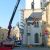 Ein Joch wird zum Turm der Thomaskirche hochgehoben. Foto: Thomaskirche - Bach e.V.