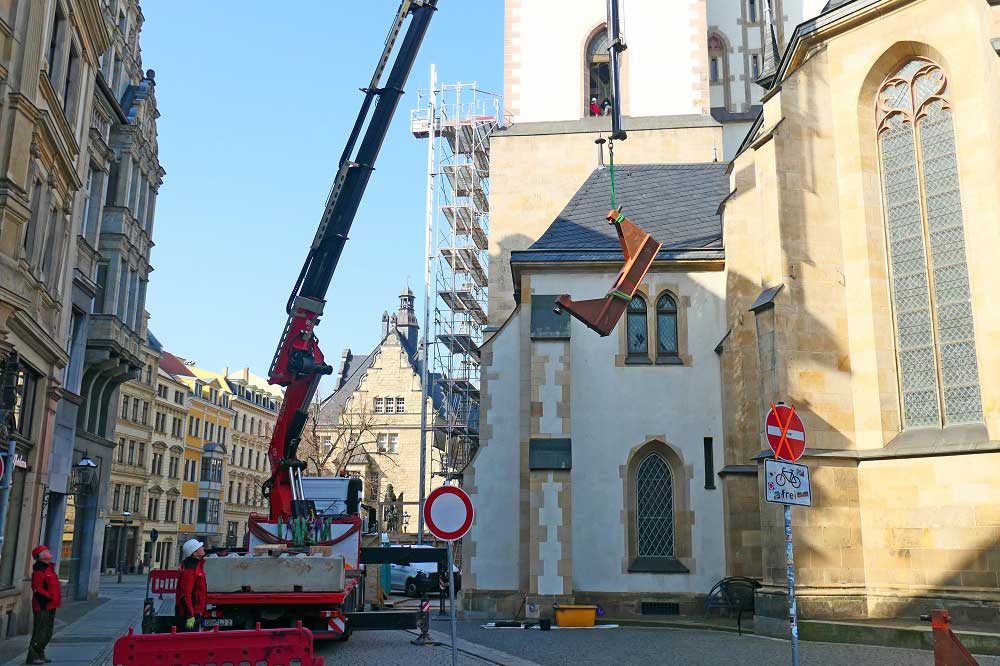 Ein Joch wird zum Turm der Thomaskirche hochgehoben. Foto: Thomaskirche - Bach e.V.
