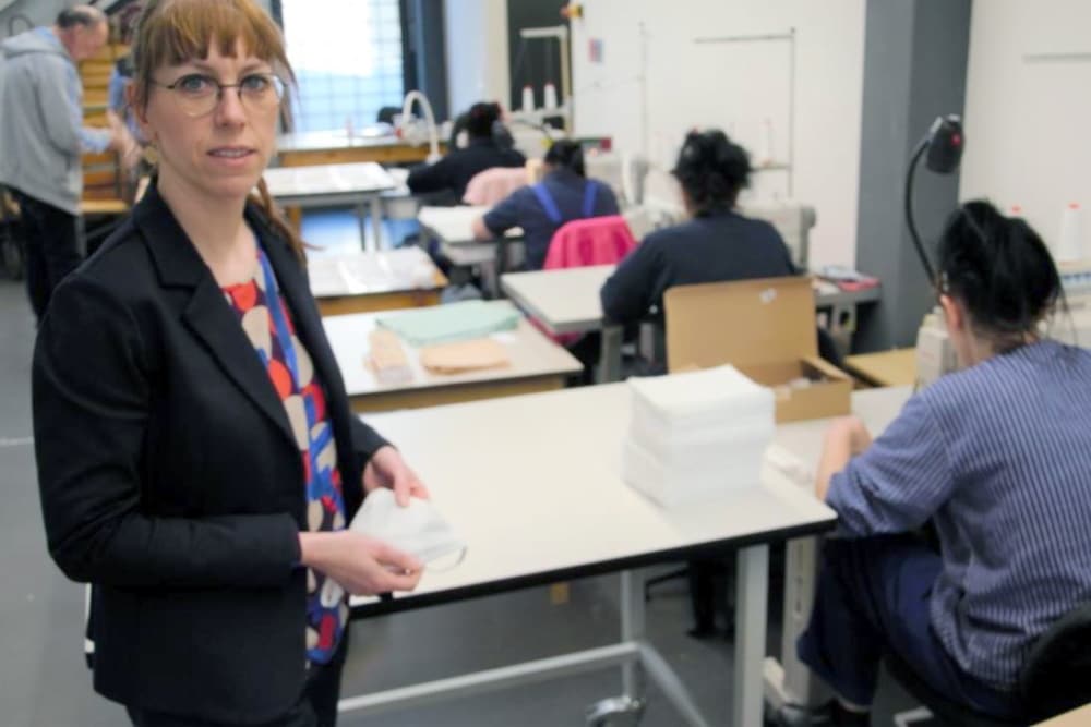 Staatsministerin Katja Meier in der Näherei der JVA Chemnitz. Foto: JVA Chemnitz