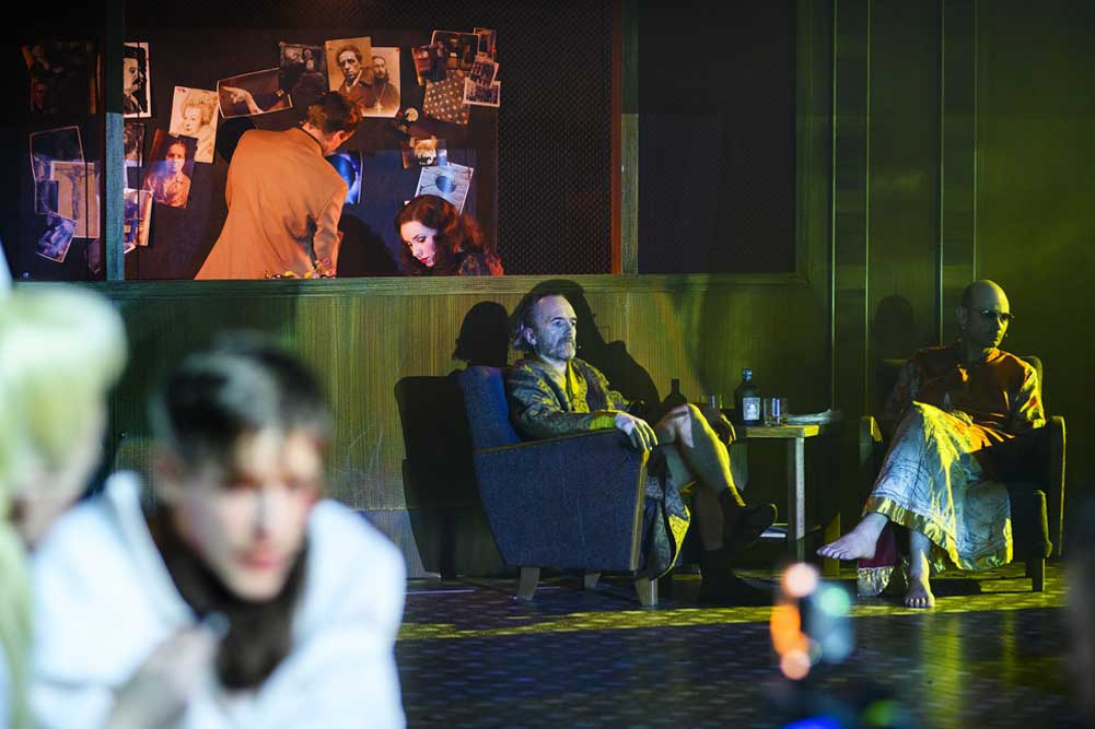 Meister und Margarita. Foto: Schauspiel Leipzig / Rolf Arnold