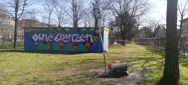 Die geschlossene „Märchenwiese“ im Lene-Voigt-Park im Corona-März 2020 - Zeit für Alpträume? Foto: Luise Schöpflin