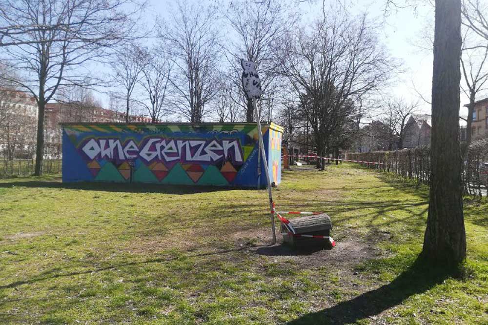 Die geschlossene „Märchenwiese“ im Lene-Voigt-Park im Corona-März 2020 - Zeit für Alpträume? Foto: Luise Schöpflin