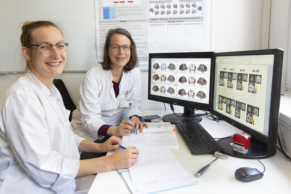 „Uns hat interessiert, wie sich das gestörte Netzwerk reorganisiert, um die Störung zu kompensieren“, sagt Prof. Dorothee Saur (re.), Leitende Oberärztin an der Klinik und Poliklinik für Neurologie des UKL, hier mit Erstautorin Dr. Anika Stockert. Foto: Stefan Straube / UKL