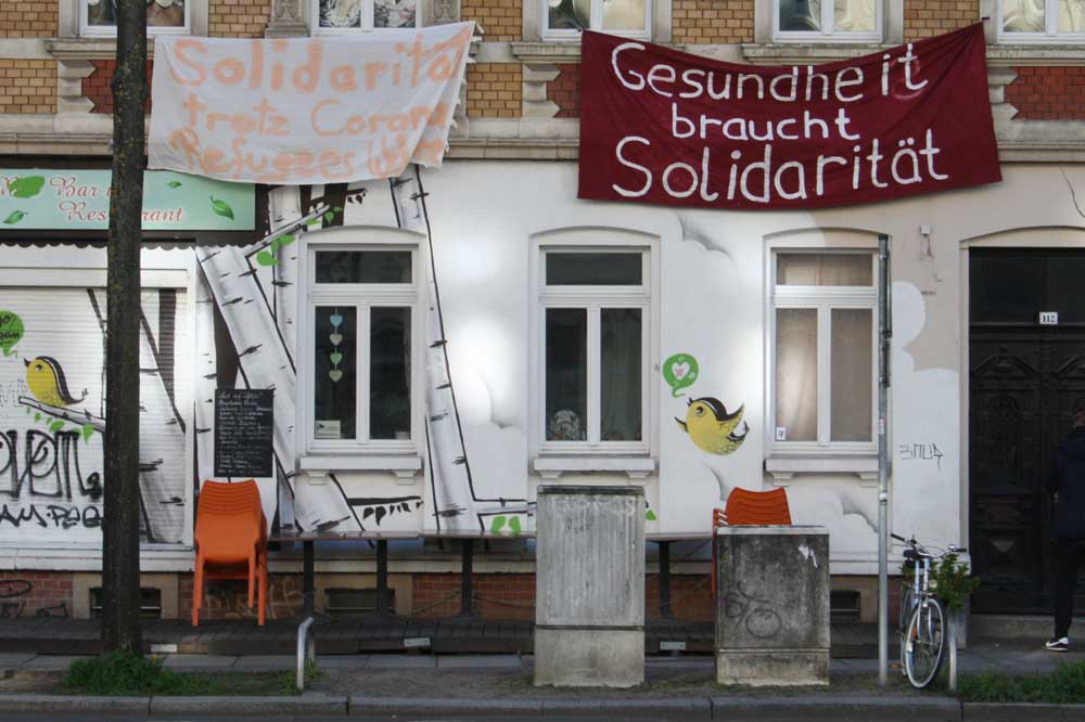 Aufrufe zur Solidarität in der KarLi. Foto: Ralf Julke
