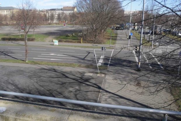 Hier könnte die Straßenbahn herauskommen, wenn sie überf die Feuerbachstraße geradeaus weitergeführt wird. Foto: Ulf Walther