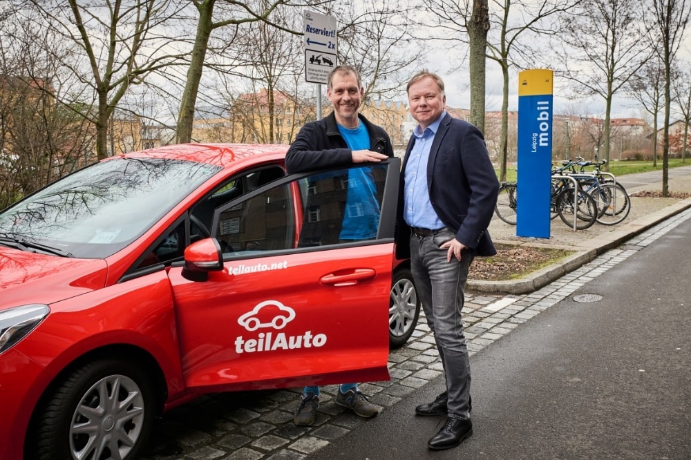 teilAuto-Regionalleiter Manuel Emmelmann und Konsum-Vorstand Dirk Thärichen (v.l.n.r.) am ersten Leipziger Mobilpunkt in der Industriestraße. Quelle: Konsum Leipzig eG