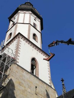 Ein Joch wird zum Turm der Thomaskirche hochgehoben. Foto: Thomaskirche - Bach e. V.
