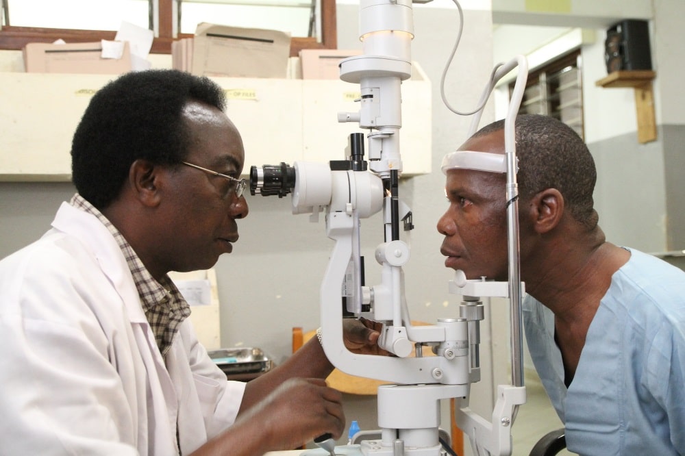 Die Nachuntersuchung bestätigt es, Mazaga Mahorosho (r.) wurde erfolgreich am Grauen Star operiert. © CBM