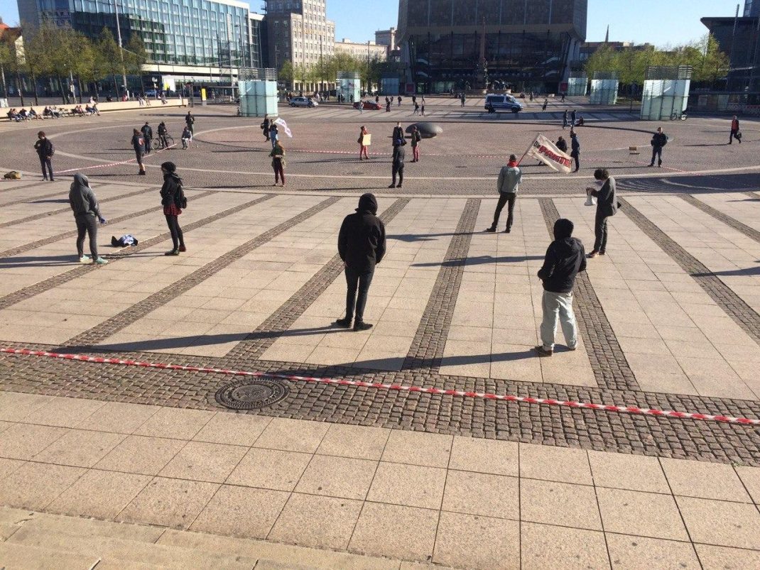 Reichlich Sicherheitsabstand und Masken bei der PARTEI am 20. April in Leipzig. Foto: L-IZ.de