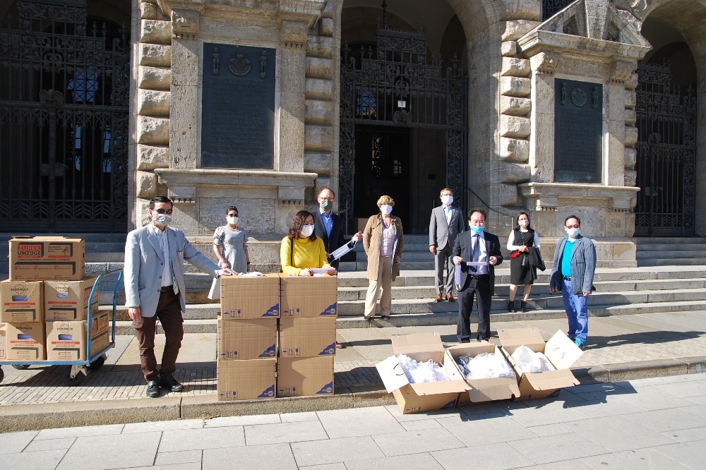 Die Übergabe der Mund-Nasen-Masken. Quelle: Stadt Leipzig