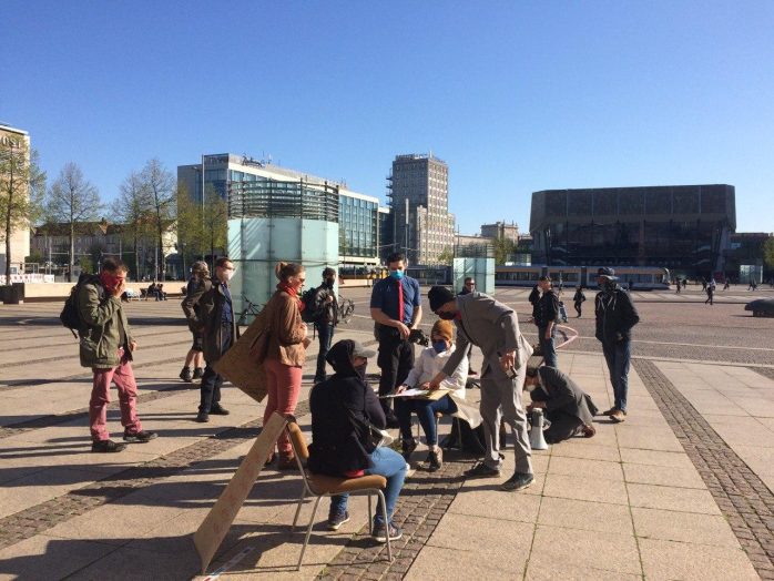 Teilnehmerlisten sind derzeit das Mittel der Ordnungsämter, um auf Demos eventuelle Infektionsketten nachvollziehbar zu machen. Foto: L-IZ.de