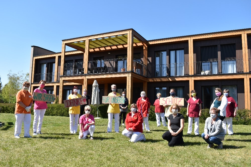 WIR SAGEN DANKE FÜR UNSEREN SCHUTZ! Mitarbeitende im ASB-Objekt „Am Sonnenpark“ in Leipzig-Probstheida bedanken sich bei der Bevölkerung und ehrenamtlichen Helfern für die Unterstützung. © ASB Leipzig