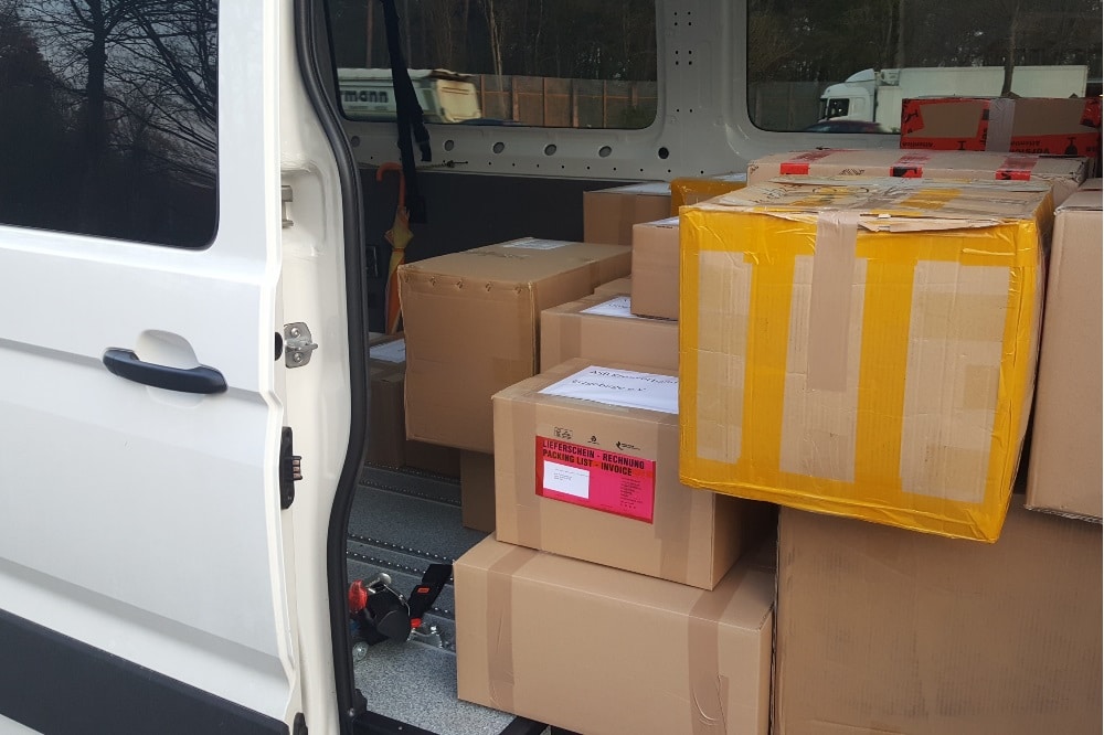 Bereit für den Transport von Köln nach Sachsen: Schutzausrüstung für ASB-Einrichtungen. Bild: ASB Leipzig