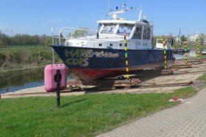 Besprühtes Boot der Wasserschutzpolizei Sachsen © Polizei Sachsen