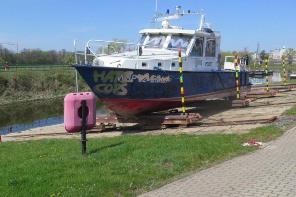 Besprühtes Boot der Wasserschutzpolizei Sachsen © Polizei Sachsen