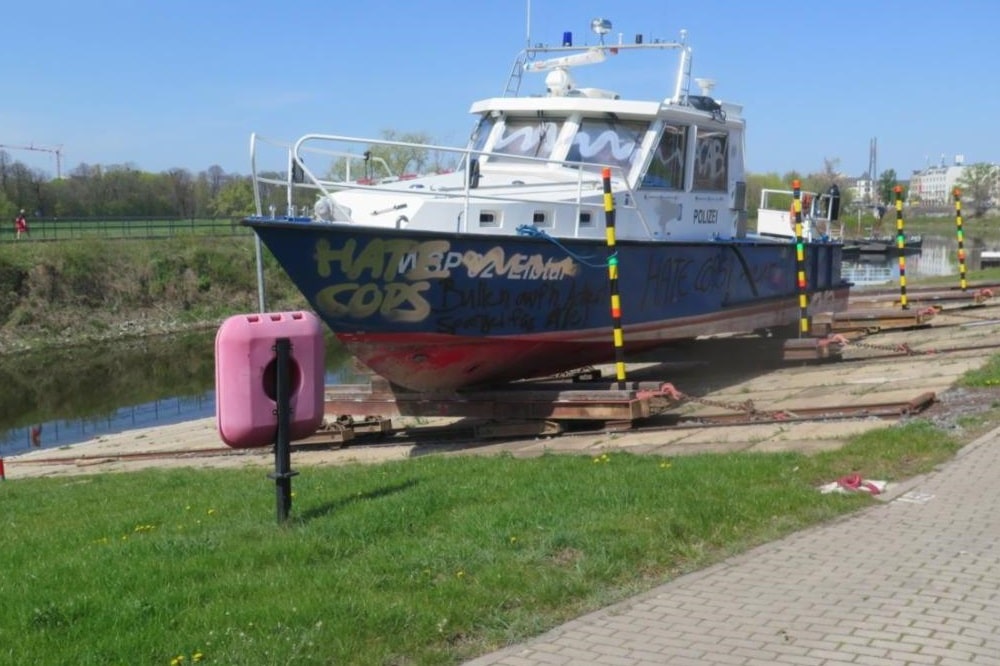 Besprühtes Boot der Wasserschutzpolizei Sachsen © Polizei Sachsen