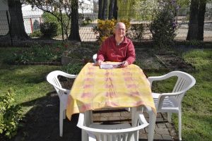 Der Rasen ist gemäht, die Blumen sind gegossen. Nun ist Zeit! Fred Gimpel in seinem Garten. © privat