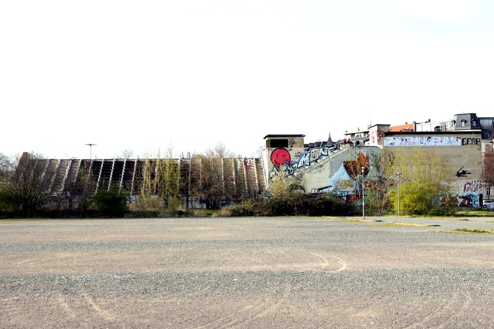 Die alte Schwimmtribüne an der Arena Leipzig. Foto: L-IZ.de