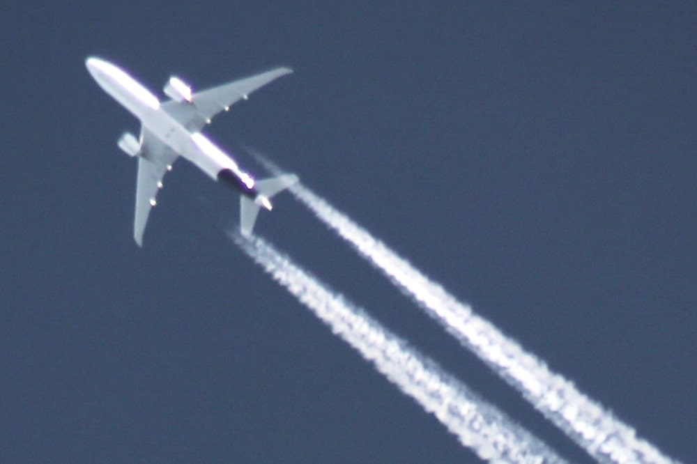 Flugzeug über Leipzig. Foto: L-IZ.de