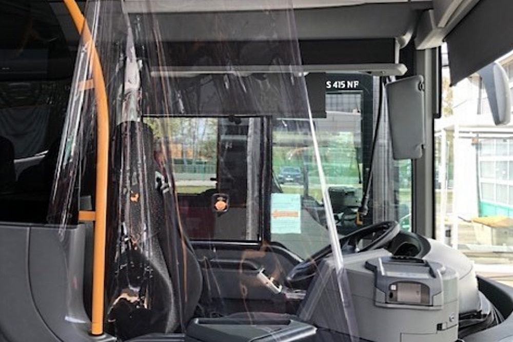 "Bitte steigen Sie beim Busfahrer ein": Eigens für die Busse der Regionalbus Leipzig GmbH wurde eine Folienvorrichtung entwickelt, die Fahrer und Fahrgäste gleichermaßen schützt. Quelle: Landkreis Leipzig