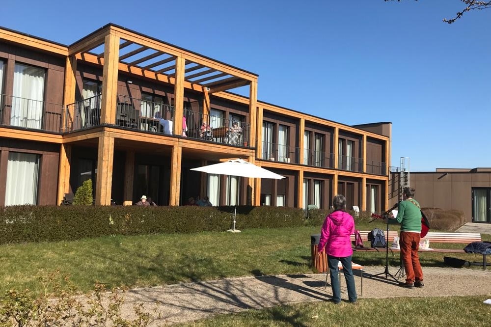 Frau Dr. Arndt und Matthias Meyer musizieren vor dem ASB-Seniorenheim „Am Sonnenpark“ in Leipzig-Probstheida. © ASB Leipzig