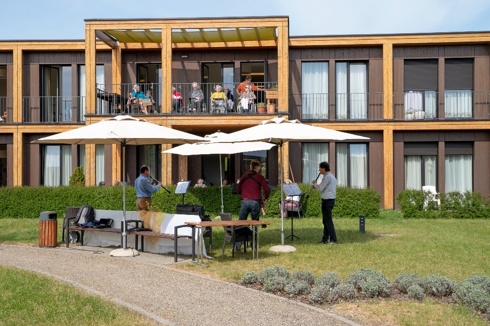 Gartenkonzert im ASB-Seniorenheim „Am Sonnenpark“ in Leipzig-Probstheida mit Musikern des Gewandhausorchesters am 28. April 2020. © ASB Leipzig