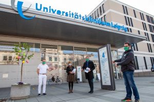 Geschäftsführer Karsten Günther, IT-Unternehmer Andreas Kupper, Mannschaftsarzt Prof. Dr. Pierre Hepp und Psychotherapeutin Antje Lehmann-Laue bei der Spendenübergabe. Quelle: Universitätsklinikum Leipzig