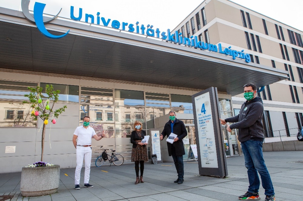 Geschäftsführer Karsten Günther, IT-Unternehmer Andreas Kupper, Mannschaftsarzt Prof. Dr. Pierre Hepp und Psychotherapeutin Antje Lehmann-Laue bei der Spendenübergabe. Quelle: Universitätsklinikum Leipzig