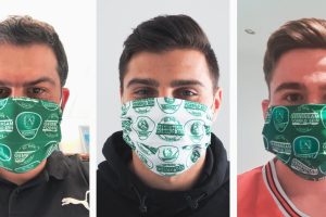 Geschäftsführer Karsten Günther, Rechtsaußen Lucas Krzikalla und Linksaußen Lukas Binder mit den SC DHfK Gesichtsmasken. Quelle: SC DHfK