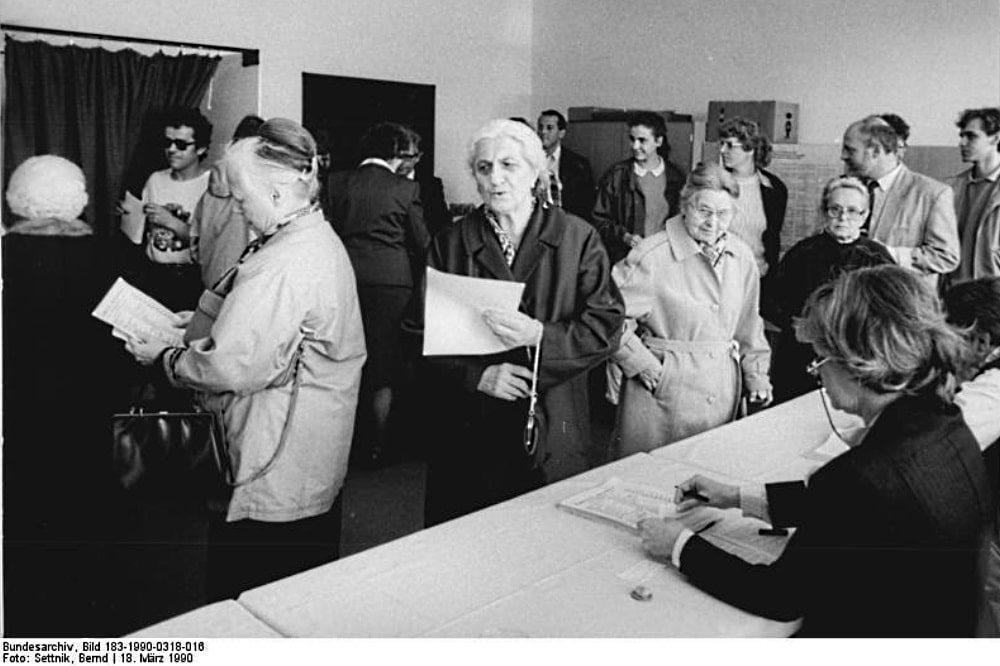 Großer Andrang bei der Volkskammer-Wahl am 18. März 1990, hier in der Gemeinde Lobetal. © Bundesarchiv/Bernd Settnik
