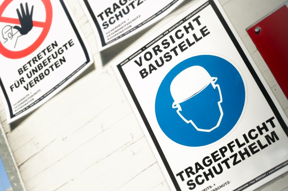 Ein Helm kann auf der Baustelle Leben retten. Doch oft kommt die Sicherheit im Job zu kurz, kritisiert die IG BAU. Foto: IG BAU