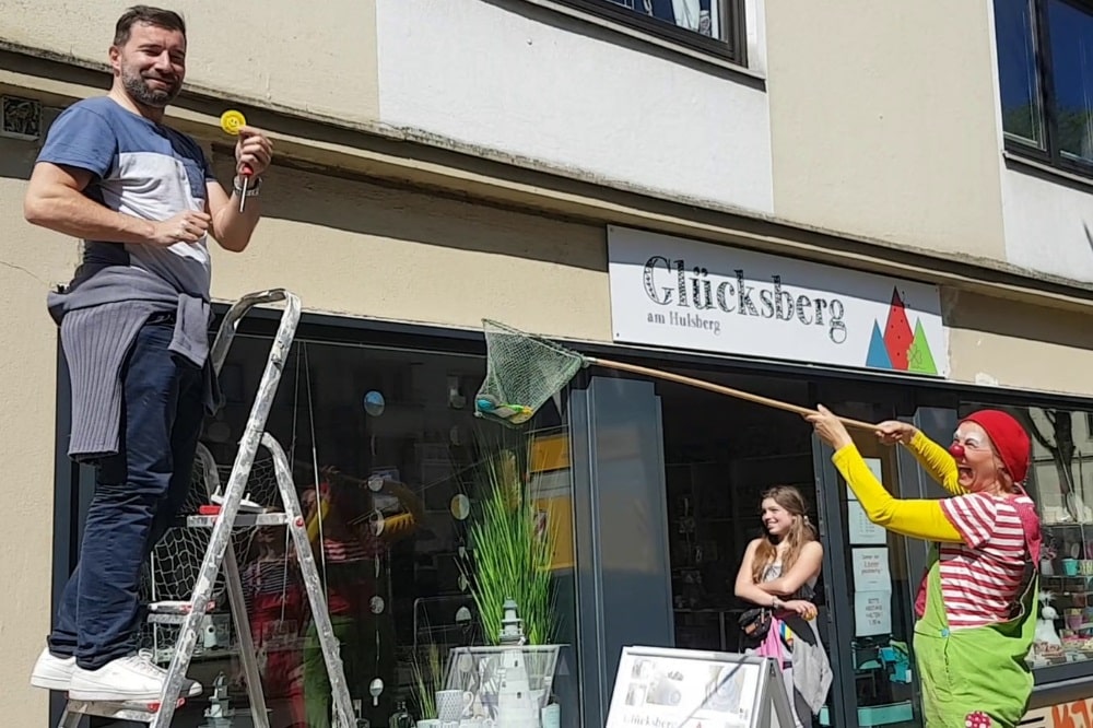 Lachen verbindet mit Abstand am Besten. Foto: Benjamin Harlan