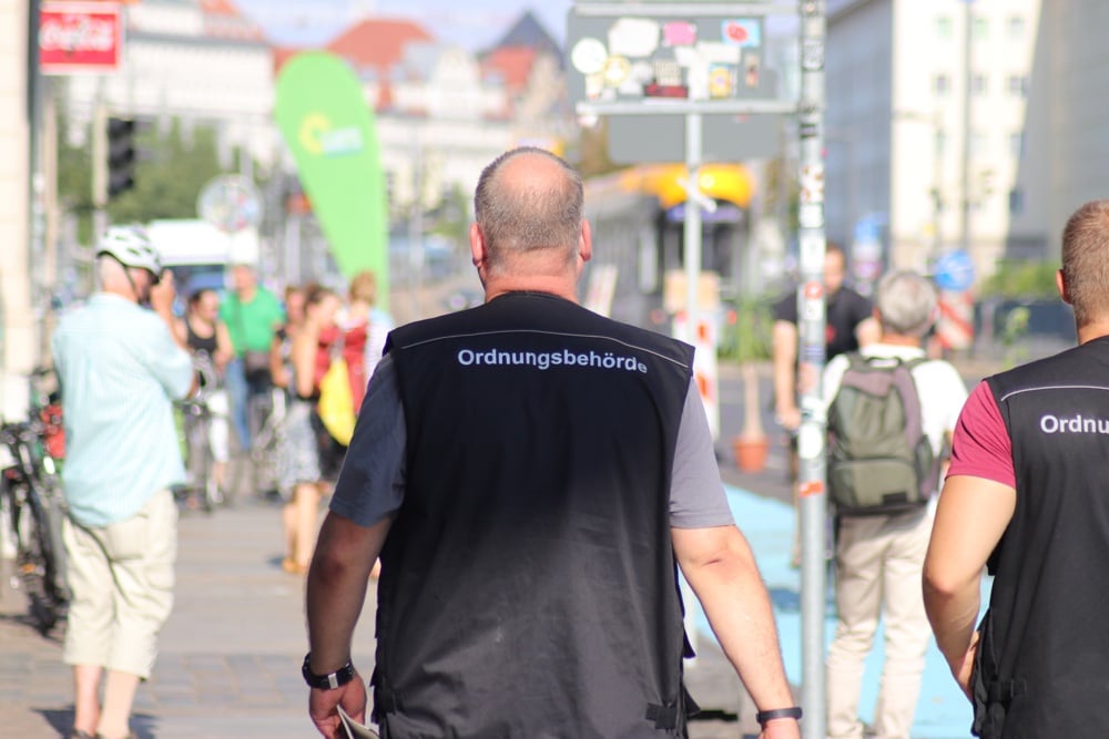 Das Ordnungsamt kontrolliert, ob die Corona-Regeln eingehalten werden. Archivfoto: L-IZ.de