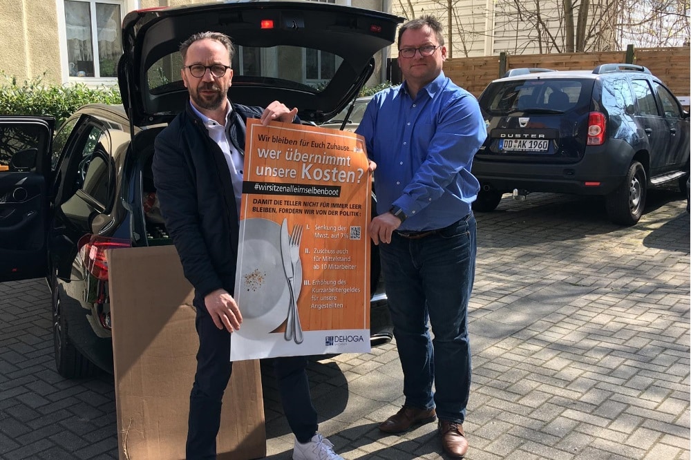 Detlef Knaack (l.), Vorstandsmitglied der DEHOGA Sachsen bei der Übergabe der Plakate an Axel Klein, Hauptgeschäftsführer der DEHOGA Sachsen in Dresden. Foto: DEHOGA Sachsen